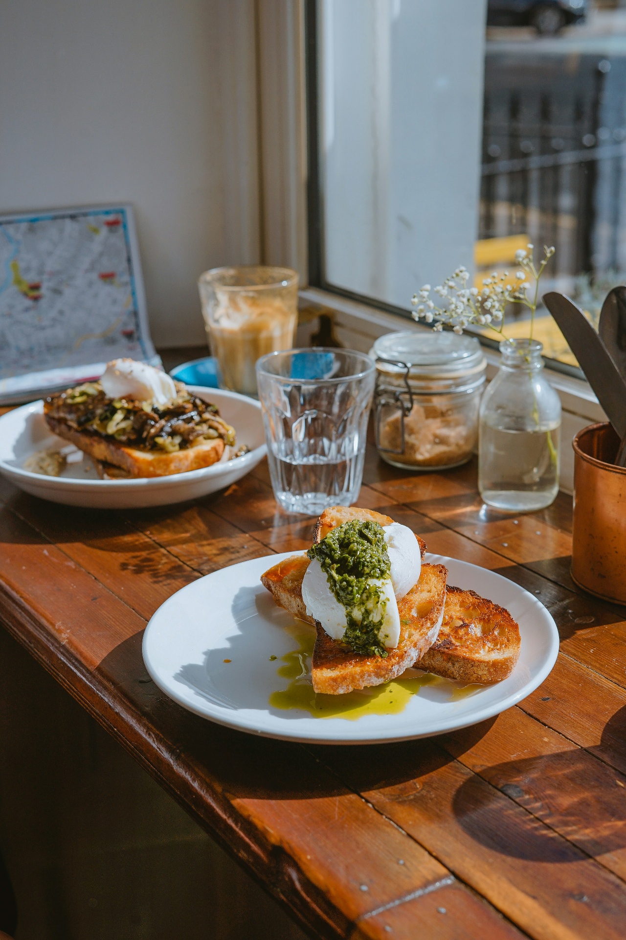 Bruschetta mozzarella & pesto — brunch en Bigorre — brunch EVJF traiteur à Lourdes pour 12 convives par Brunch en Bigorre