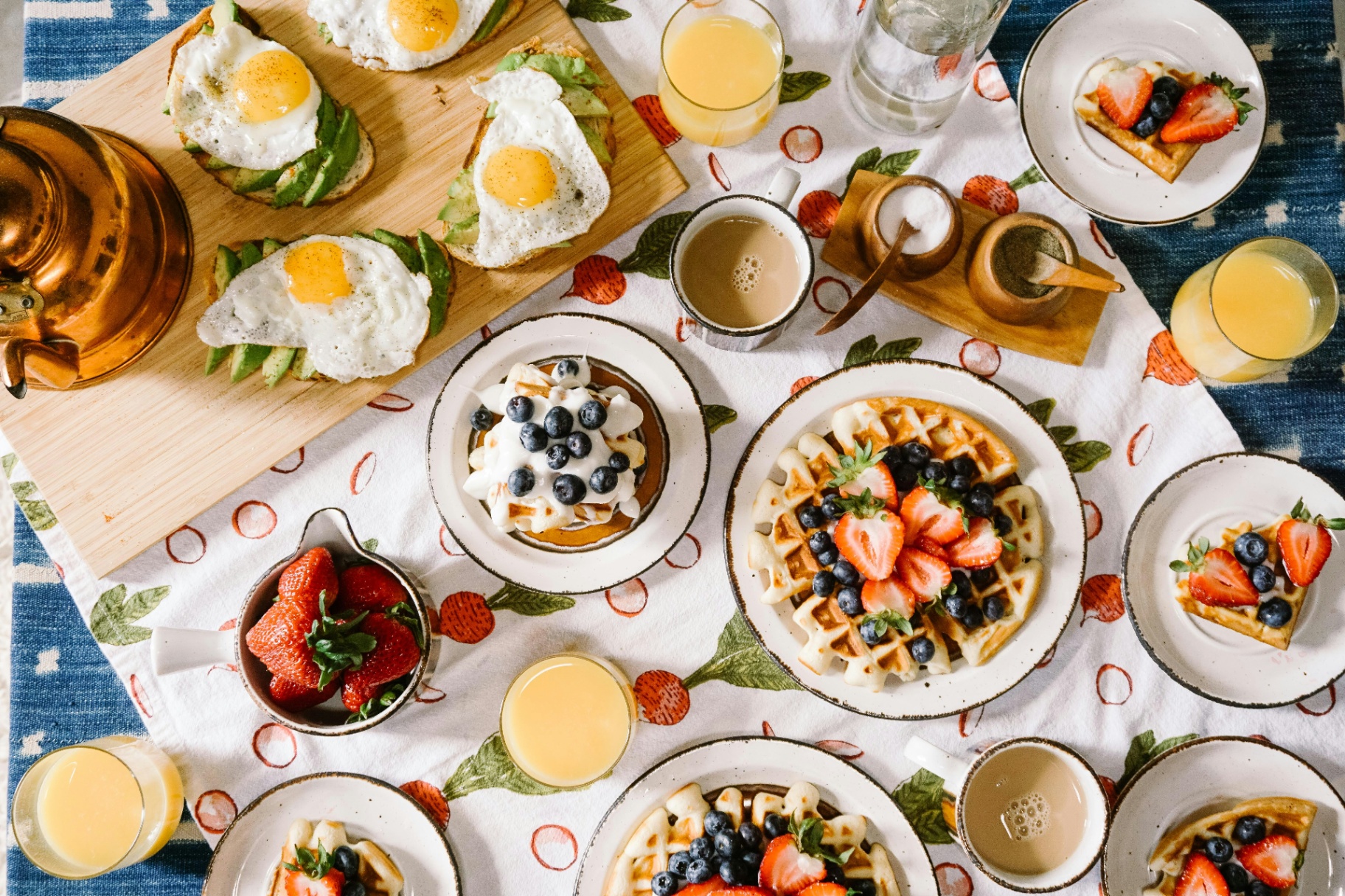 Table brunch gaufres, fruits & mimosa — Tarbes — brunch anniversaire traiteur à Tarbes pour 15 convives par Brunch en Bigorre